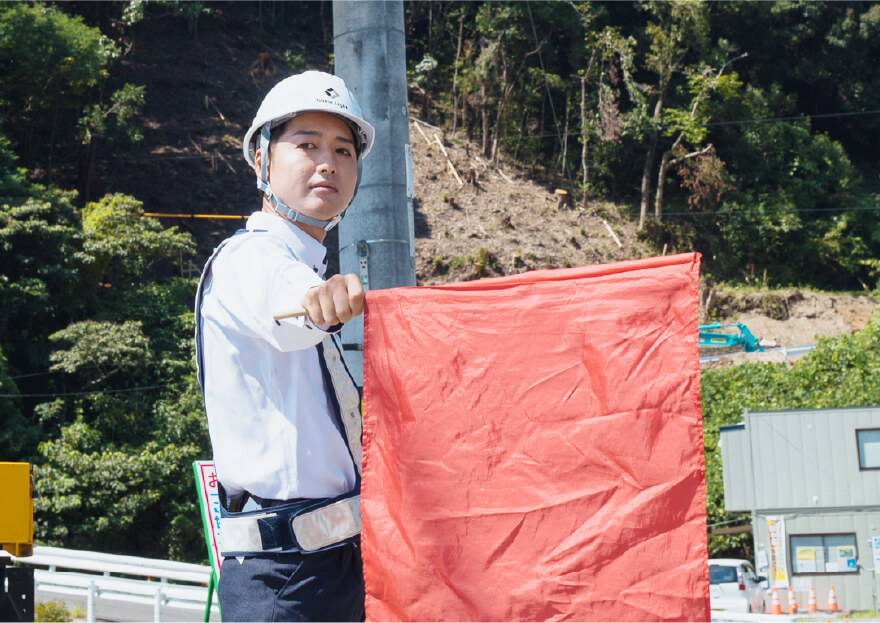 交通誘導を行う男性